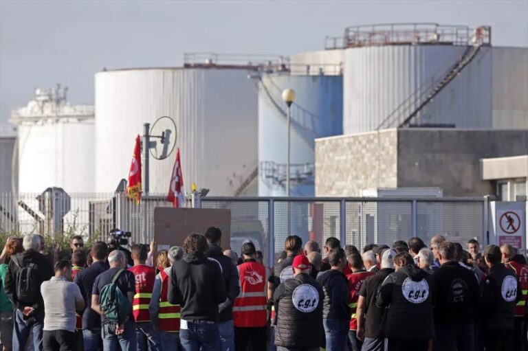 Trabajadores de refinerías en Francia mantienen su huelga