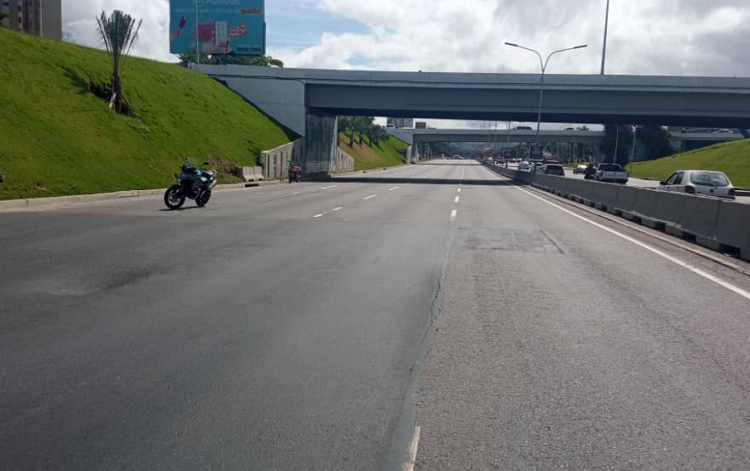 Se hunde por tercera vez la autopista Francisco Fajardo de Caracas