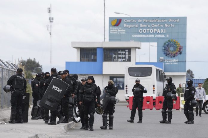 Motín en cárcel de Ecuador deja al menos 15 presos muertos