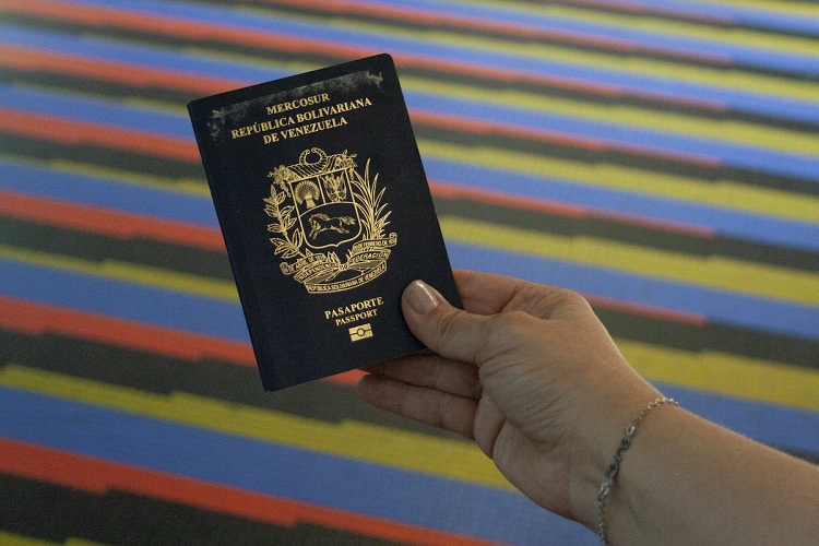 Saime prohíbe uso de pasaportes en vuelos nacionales