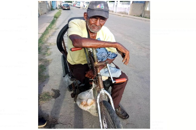 Adulto mayor con discapacidad pedalea a diario en las calles a «rebuscarse» para comer