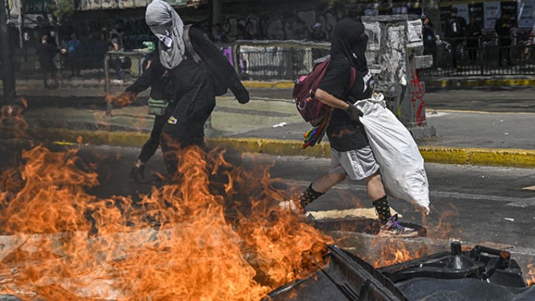 Casi 200 detenidos dejó una noche de protestas y saqueos en Chile