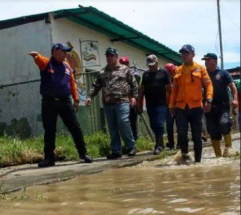 Gobernador de Trujillo visita La Ceiba tras las inundaciones