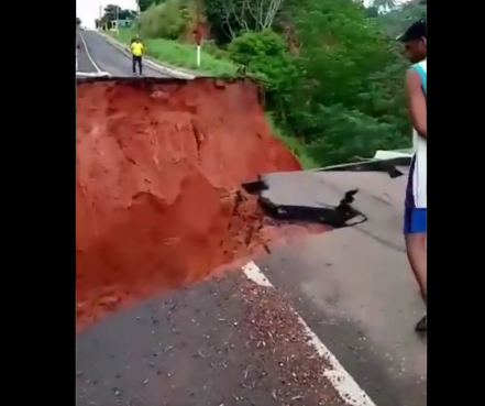 Lluvias derrumban puente en la vía a Ciudad Bolívar (Vídeo)