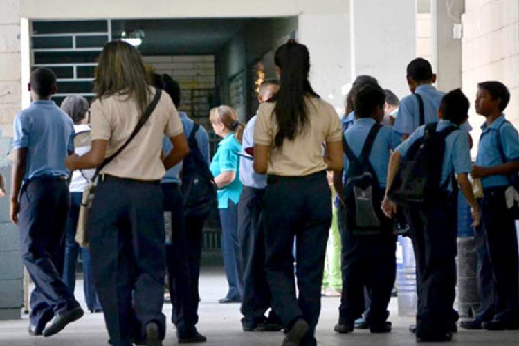Caso de violencia escolar: No agredieron a directora sino a la subdirectora del liceo en Punta Cardón