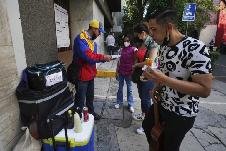Venezolanos viven en la calle en México debido a nueva política de EEUU