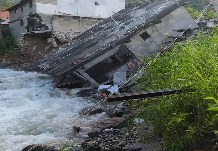 Una vivienda cayó al río en Mérida