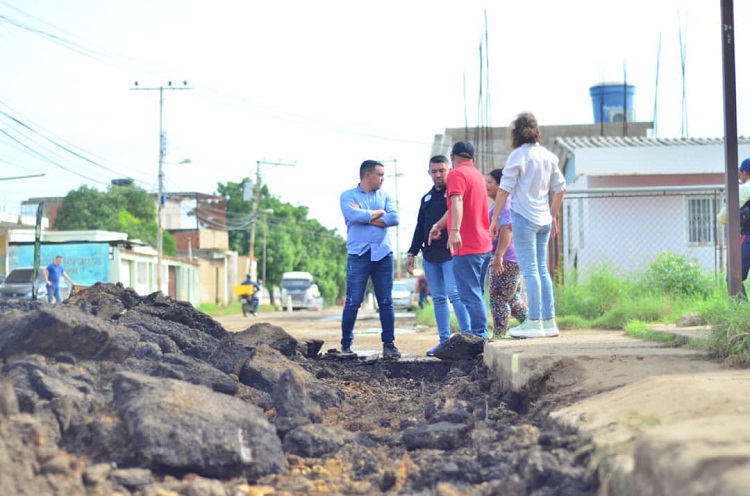 Alcalde Henry Hernández activa plan de bacheo en el municipio Miranda