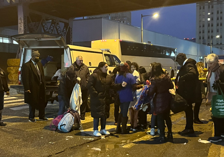 Un grupo de 31 migrantes llegan a Filadelfia procedentes de Texas