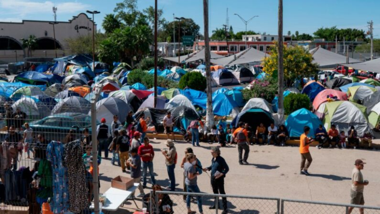 Desalojaron a migrantes venezolanos que habían hecho campamentos en la frontera de México y EE.UU.