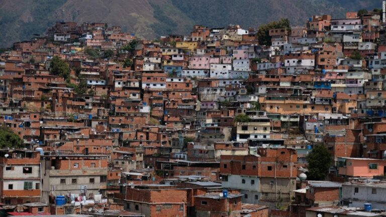 Encuesta Encovi 2022 revela que pobreza multidimensional en Venezuela se redujo por primera vez en siete años