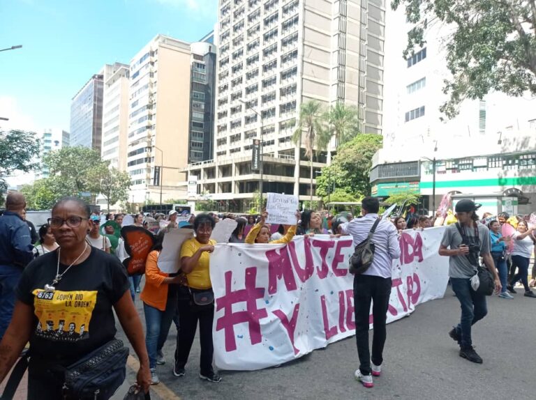 Mujeres marchan en Caracas para exigir que se detengan los femicidios y la desigualdad