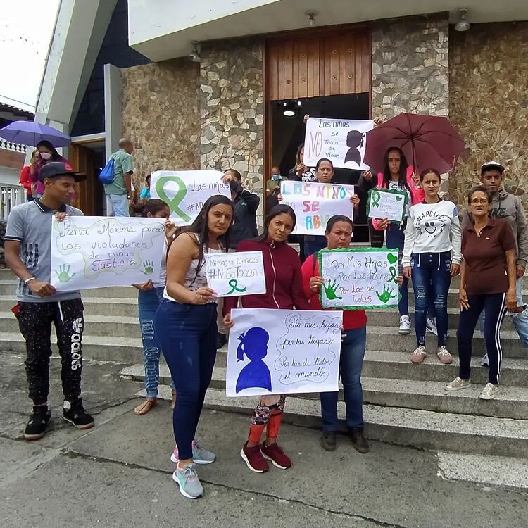 Familiares de las dos niñas violadas en Boconó protestan ante el CICPC durante la llegada del acusado