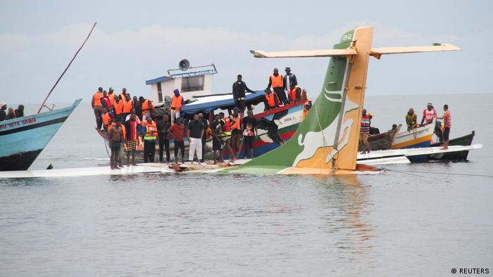 Un avión con 43 personas se estrelló en un lago de Tanzania: 19 personas murieron