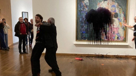 Activistas climáticos vandalizan famoso cuadro en museo de Viena