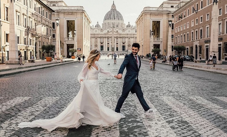 Proponen dar 20.000 euros a parejas que se casen por la iglesia en Italia