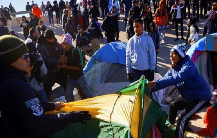 Policía mexicana desaloja a la fuerza a venezolanos acampados en la frontera con EE.UU