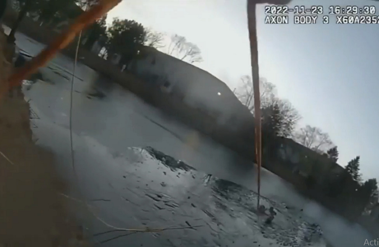Video| Dramático rescate de un niño que cayó a un lago congelado