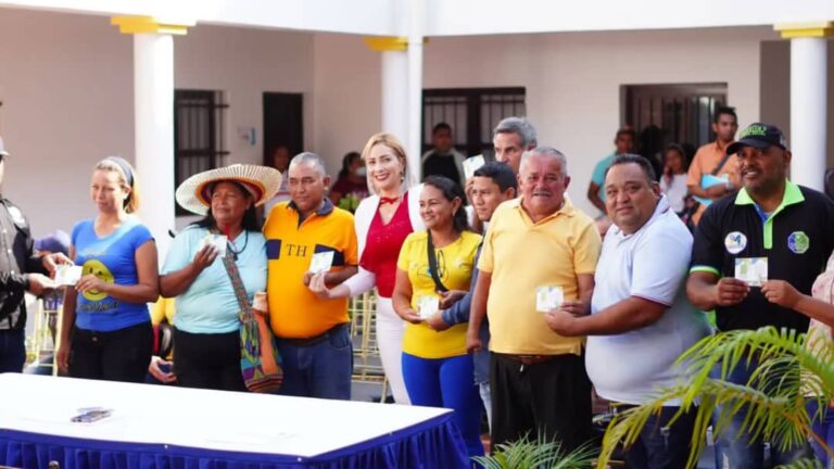 Alcaldía de Miranda entrega más de 90 carnet a comerciantes informales