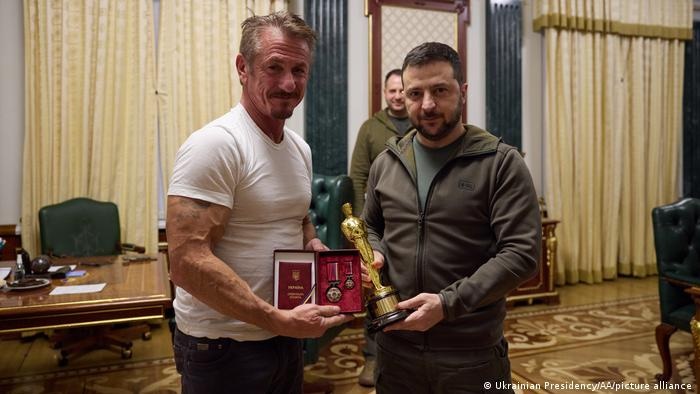 Sean Penn entregó un premio Óscar a  Zelensky hasta que Ucrania gane la guerra