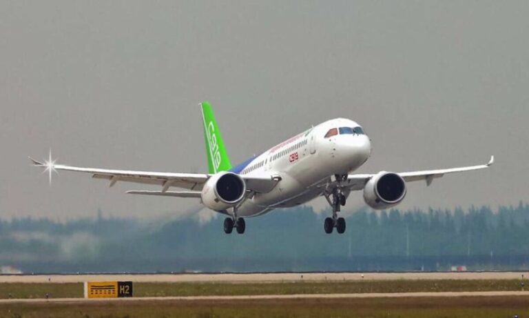 China presenta nuevo avión de pasajeros que competirá con Boeing y Airbus