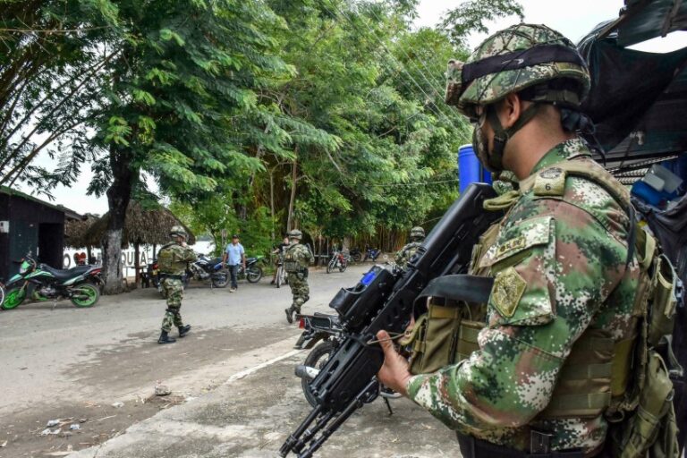 Colombia despliega militares en frontera con Ecuador y Perú para combatir a grupos armados