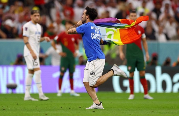 Qatar 2022: hincha saltó al campo en pleno Portugal – Uruguay con la bandera LGBTIQ+ (VÍDEO)