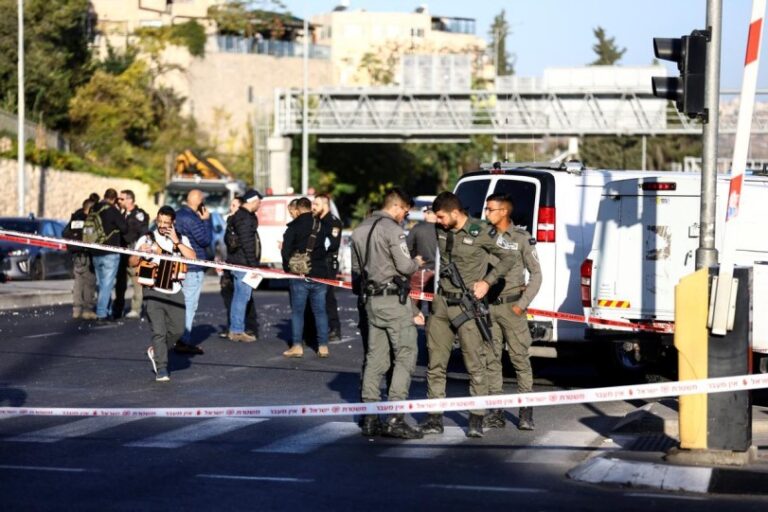 Al menos un muerto y 14 heridos en dos ataques en Jerusalén