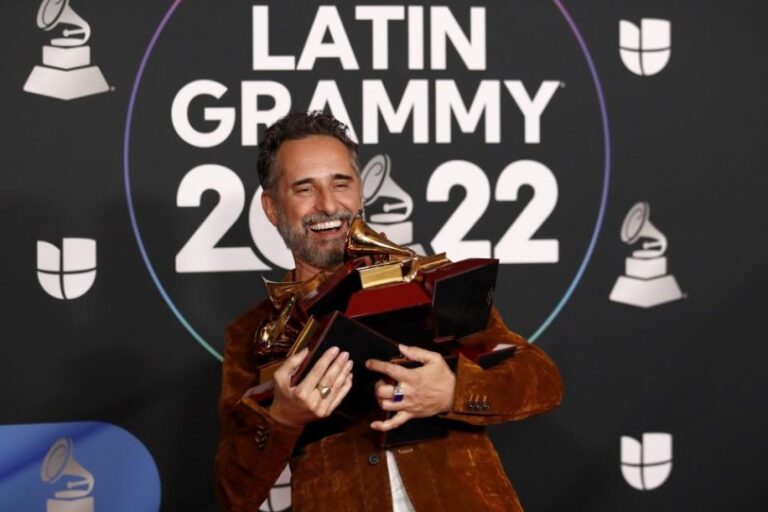 Jorge Drexler dominó los Latin Grammy 2022 con seis galardones