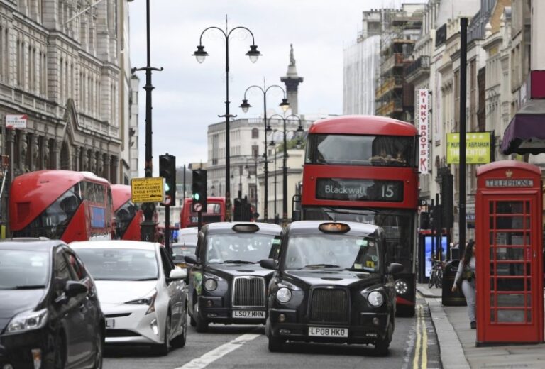 Londres extiende a toda la ciudad restricción a vehículos muy contaminantes