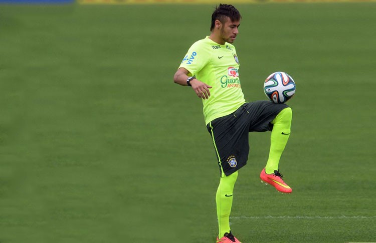 Neymar rompe récord de control de balón «caído del cielo»