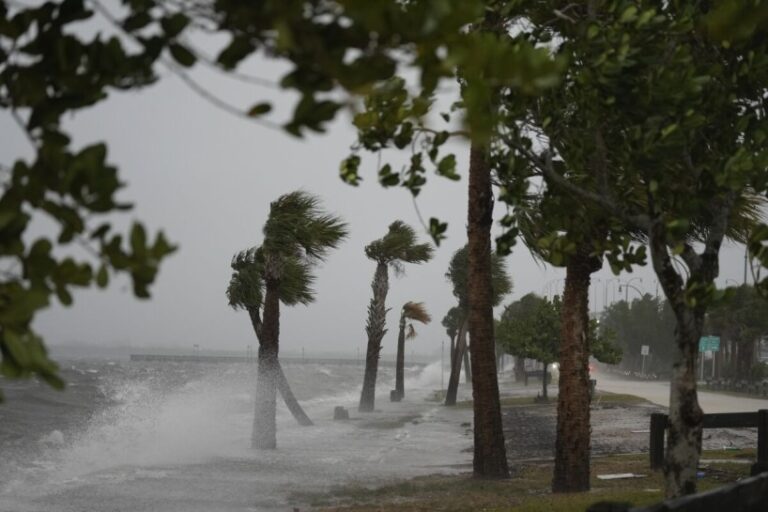 Nicole se debilita a tormenta tropical tras azotar la costa este de Florida como huracán de categoría 1