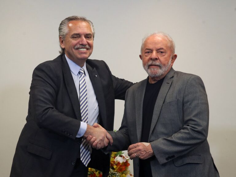 Alberto Fernández visita a Lula en Brasil tras victoria electoral