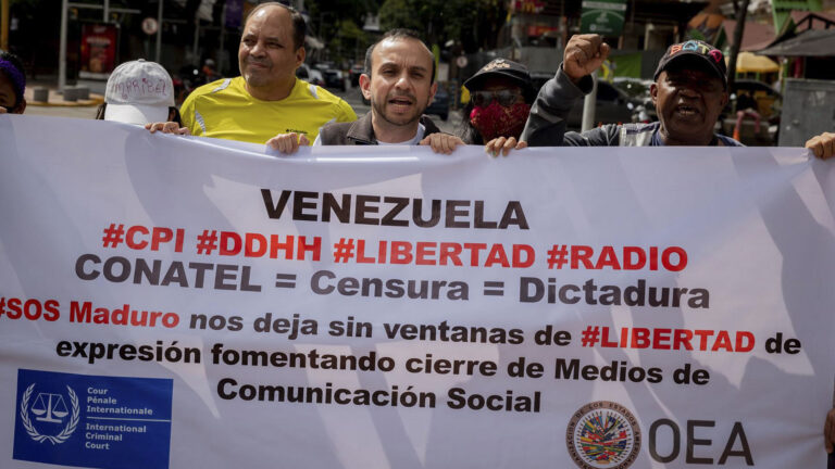 Periodistas protestaron en Caracas para rechazar cierre de medios de comunicación