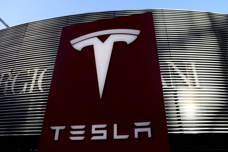 Musk vende al menos 3.950 millones de dólares en acciones de Tesla
