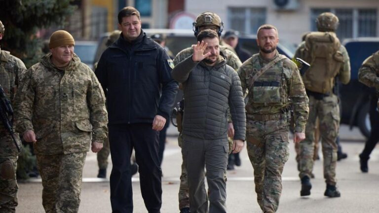 <br>El presidente de Ucrania visita la ciudad liberada de Jersón