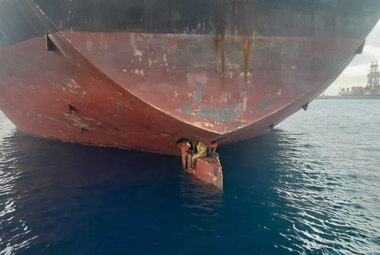 Polizones nigerianos encontrados en el timón de un barco piden asilo a España