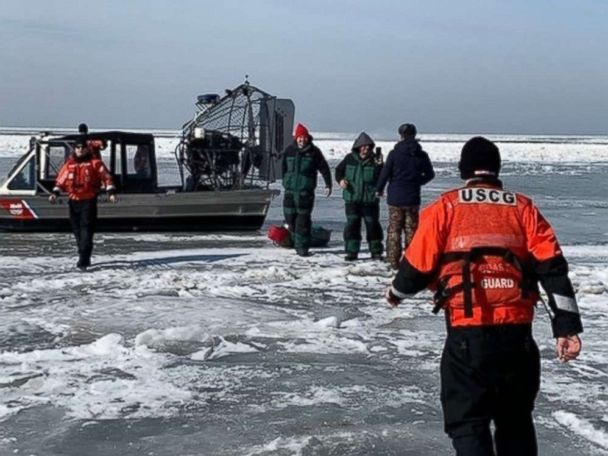 Rescatan a 200 pescadores que quedaron atrapados en una placa de hielo