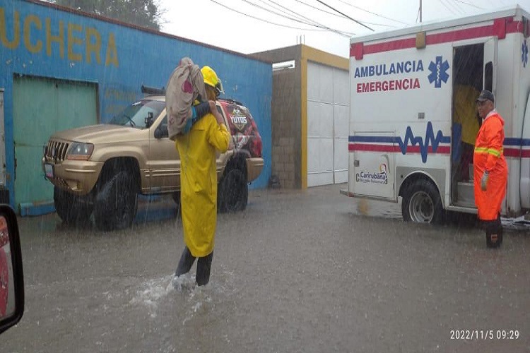 Gobierno del alcalde Abel Petit atiende afectados por las lluvias en Punto Fijo