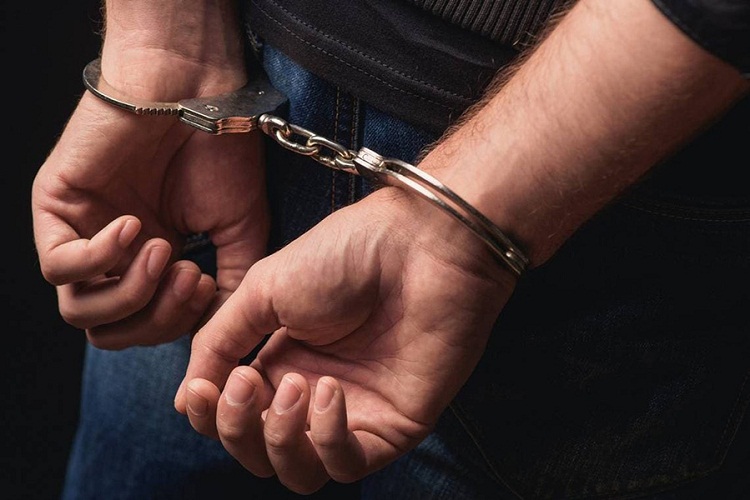 Tres policías detenidos tras permitir actos sexuales entre reclusos
