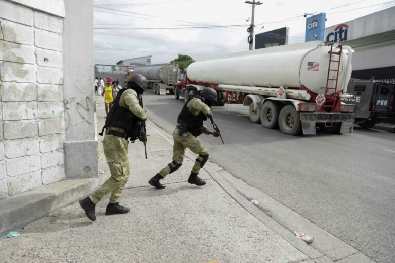 Cuerpos de seguridad despejan bloqueo de bandas criminales en Haití