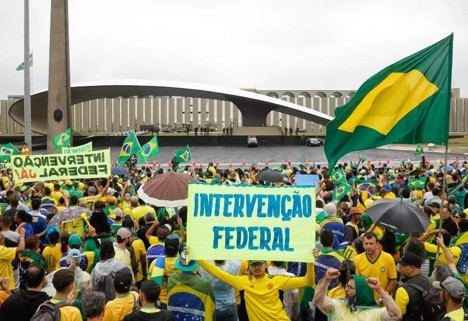 Bolsonaristas insisten en solicitar intervención militar en Brasil