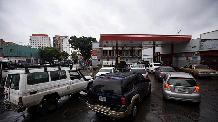 Alertan que suministro de gasolina en Caracas puede estar afectado por freno de actividades en refinerías