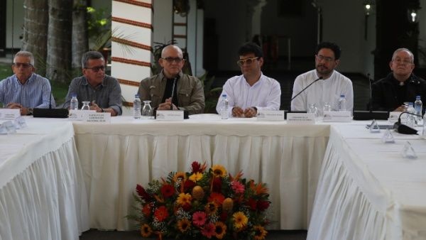 Gobierno de Colombia y ELN reinstalan mesa de negociación desde Caracas