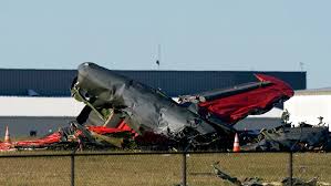 Dos aviones militares antiguos chocaron durante un show aéreo en Dallas