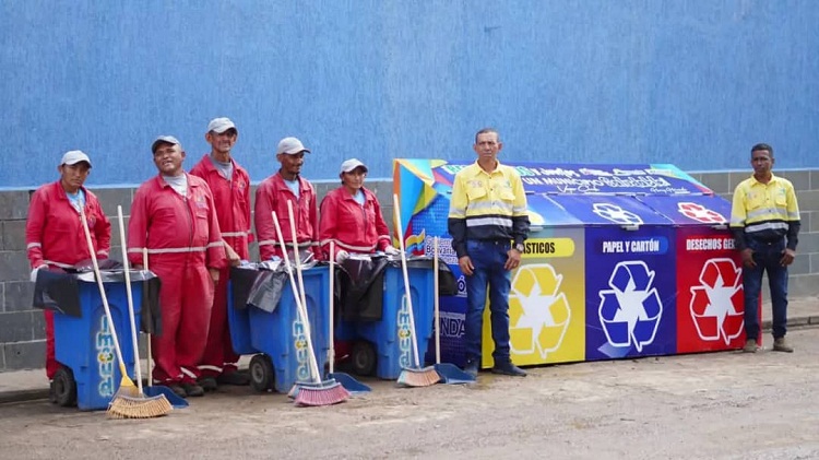 Alcalde Henry Hernández instala contenedor de desechos sólidos en el ‘Mercado Viejo» de Coro
