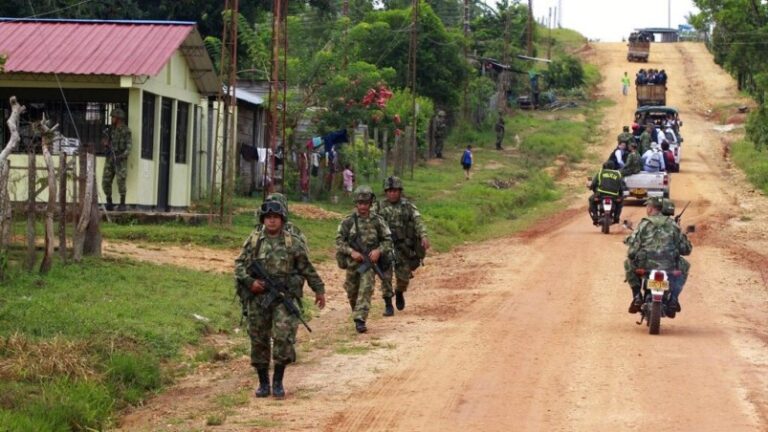 Grupos armados se enfrentan en Colombia y dejan 18 muertos