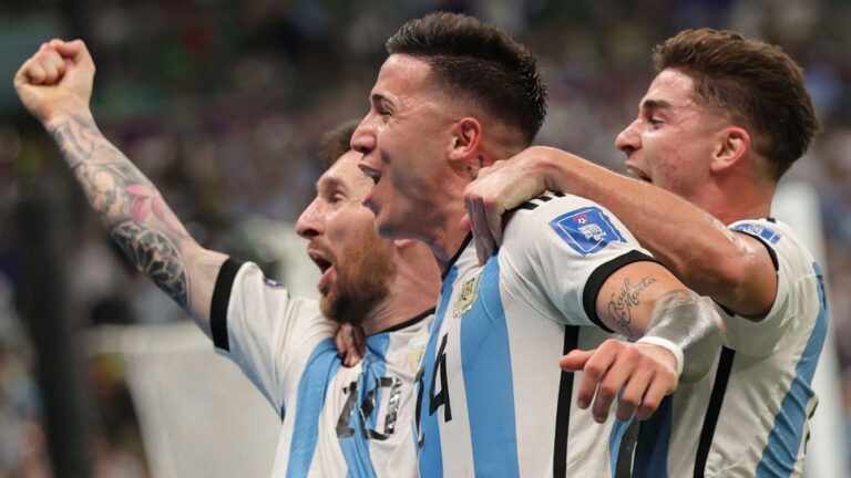 Argentina venció 2-0 a México y dio un paso importante a la clasificación a los octavos