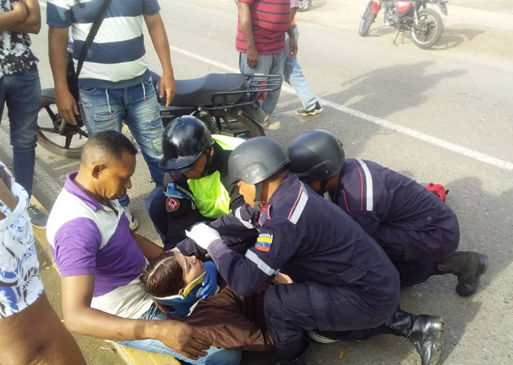 Coro| Colisión entre F-350 y moto deja una joven lesionada en la Tirso Salaverría