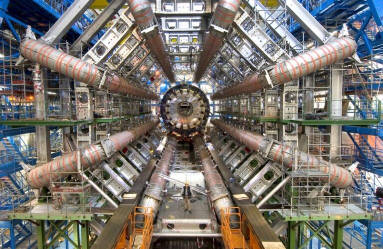 Por la crisis energética apagaron el Gran Colisionador de Hadrones antes de lo previsto